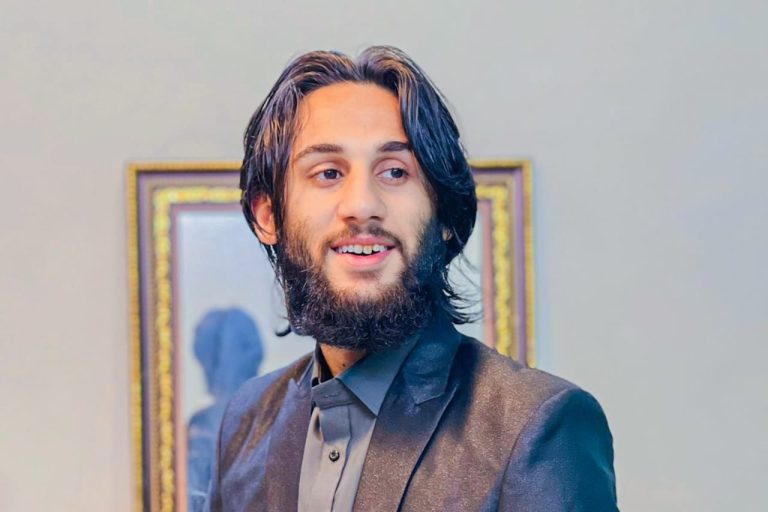 بچے جو مفلسی سے ہم تو عاشقی سے مر گئے
